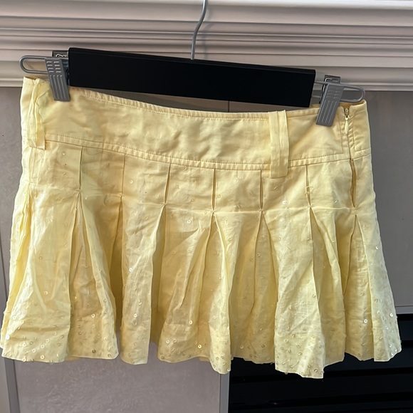 Cute yellow Bebe mini skirt - Picture 5 of 5